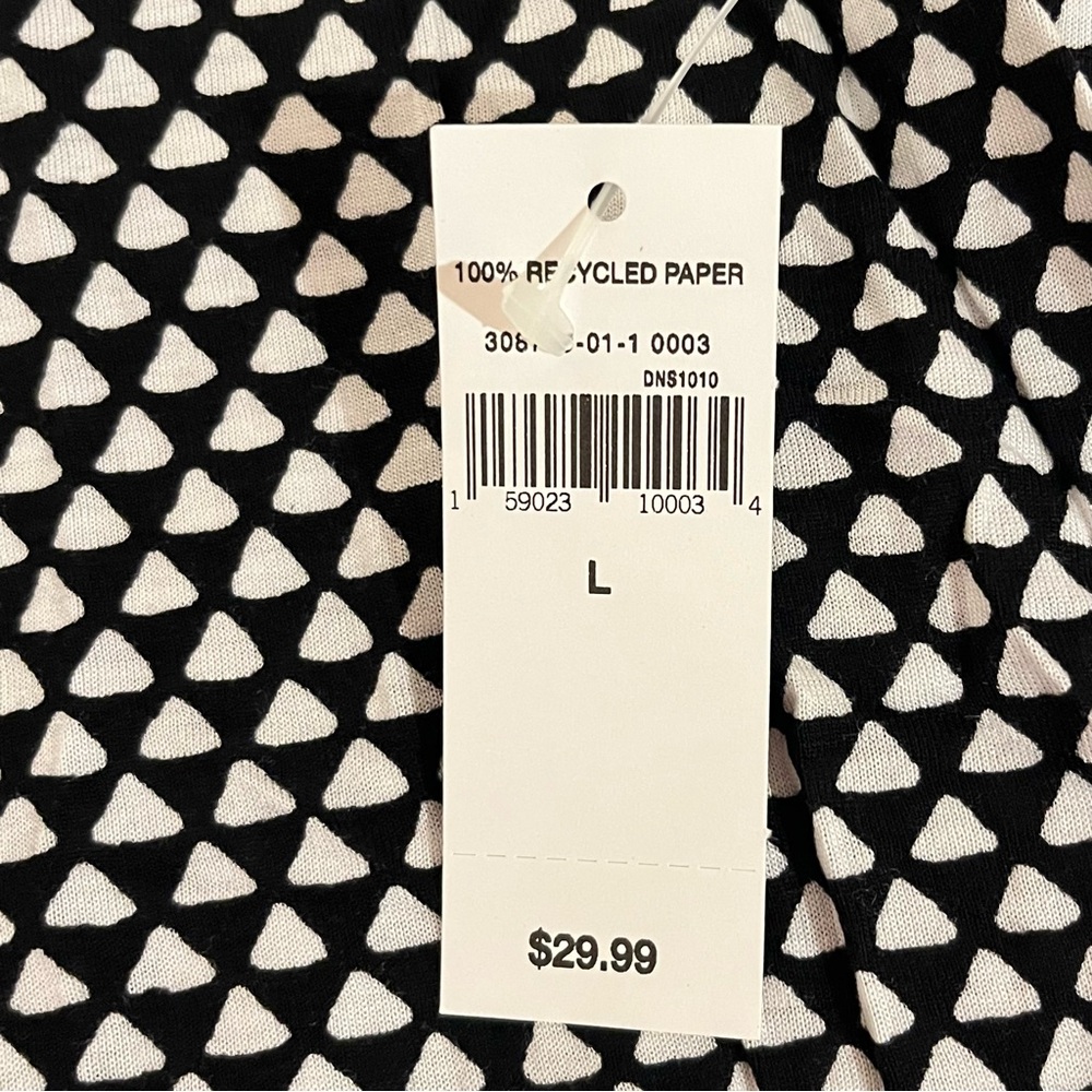 🆕- GAP- Black & White Luxe Tee Geometric
Short Sleeve Knit Tee. Size: Large - Picture 6 of 8